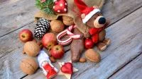 Winterlich dekorierte Naschereien und ein Teddybär