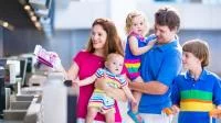 Eine Familie am Gate des Flughafens