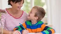 Mutter lernt mit Sohn