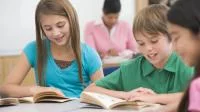 Kinder beim Lernen im Unterricht