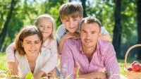 Bild einer Kernfamilie, Mutter Vater, Sohn und Tochter