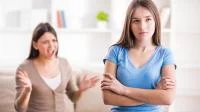 Mutter streitet mit Tochter