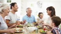 Eine Große Familie beim Essen am Tisch