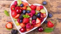 Foto von verschiedenem Obst in einer herzförmigen Schale