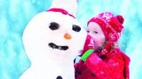 KLeines Mädchen mit Schneemann