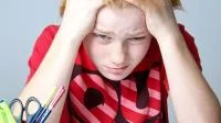 Junge verzweifelt an Schulaufgaben