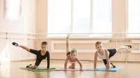 Foto von Kindern bei ballettübungen