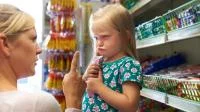 Mutter und Kind streiten im Supermarkt