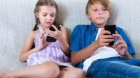 Zwei Kinder mit Smartphones