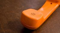 Foto eines orangenen Schnurtelefons