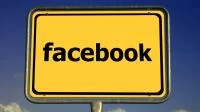Foto von Ortsschild mit Aufschrift "Facebook"
