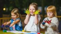Foto von Kindern mit Fingerfarben