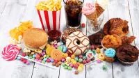Foto von Fast-Food und Süßigkeiten.