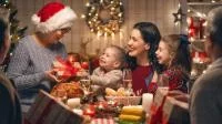 Foto einer Kernfamilie bei der Weihnachtsfeier