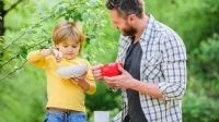 Foto von Vater und Sohn die gemeinsam essen
