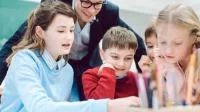 Foto einer Lerngruppe mit Lehrer
