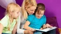 Frau und Kinder beim Vorlesen