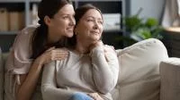Foto zweier Frauen im Wohnzimmer