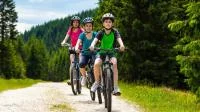 Kindergruppe beim Mountainbiken in den Bergen