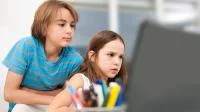 Kinder betachten konzentriert eine Lernhilfe