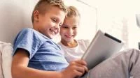 Foto zwei Kinder mit Tablet