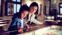 Mutter und Tochter zusammen im Museum