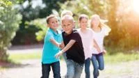 Rennende Kinder im Freien