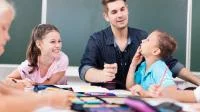 Foto eines Lehrers mit Schülern im Unterricht