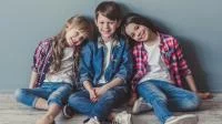 Gruppenfoto von drei Kindern in Karo-Hemden