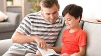 Vater liest mit Sohn