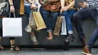 Foto einer Menschengruppe mit Shopping-Taschen