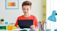 Foto eines Jungen beim Lernen mit Tablet