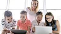 Foto von einer Lerngruppe vor Laptops