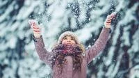 Mädchen spielt im Schnee