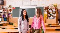 Foto zweier Frauen im Klassenzimmer