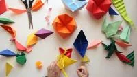  Foto von Kinderhänden die Origamifiguren falten
