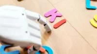 Eine Roboterhand sortiert Buchstaben