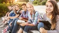 Gruppe Jugendlicher mit Lernmaterielien
