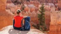 Eine Backpackerin sitz am Grand-Canyon
