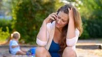 Foto einer verzweifelten Frau am Telefon