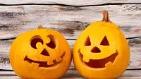 Zwei geschnitzte Halloweenkürbisse