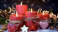 Adventskerzen mit weihnachtlicher Dekoration
