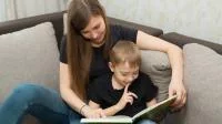 Mutter liest mit Sohn