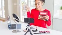Influencer zeigt Make-Up Palette vor Kamera
