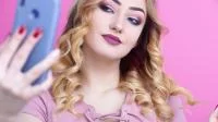 Foto einer jungen Frau mit extravagantem Make-up