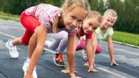 Kinder in der Sprintposition