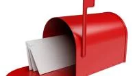 Foto einer roten Postbox mit Briefen