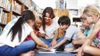 Foto einer Kindergruppe in einer Bücherei