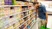 Mann mit Korb im Supermarkt