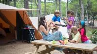 Foto einer Familie beim Campen in der Natur